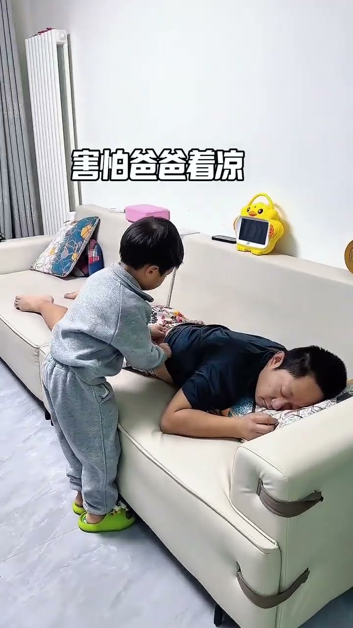 假装不盖被子，试试儿子的反应，结果没想到也太暖心了！#Cute baby#Cute#呆萌小米宝#聪明宝宝#萌娃