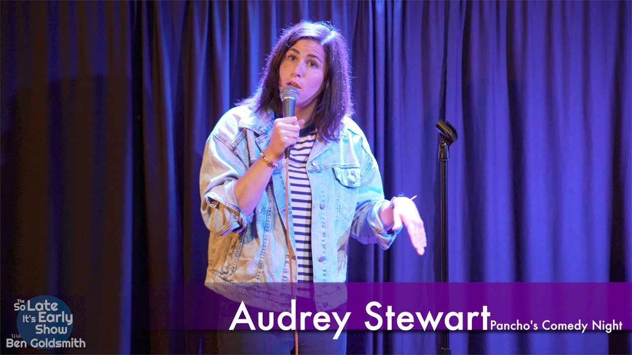 Mira AUDREY STEWART; Swiping Right, Hollywood Parties, Volleyball Team en YouTube Mira AUDREY STEWART; Swiping Right, Hollywood Parties, Volleyball Team en YouTube