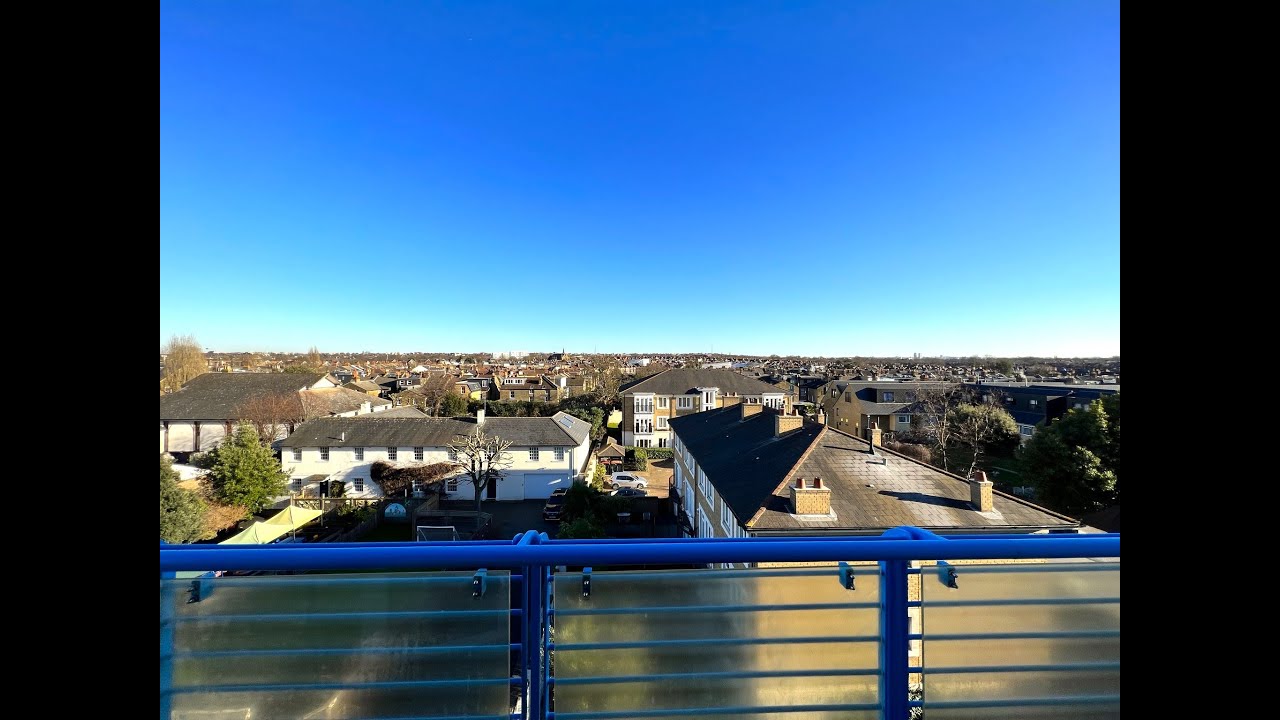 Porters Estate Agents 2 bed 2 bath flat with roof terrace and panoramic