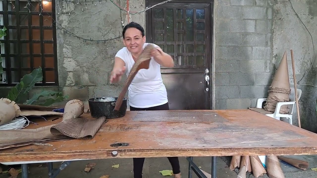 Haciendo conos y bolas de cartón 🎉