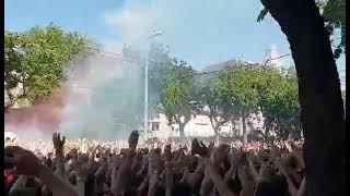 Szurkolói vonulás a Magyarország-Portugália labdarúgó mérkőzés előtt: HAJRÁ MAGYARORSZÁG!