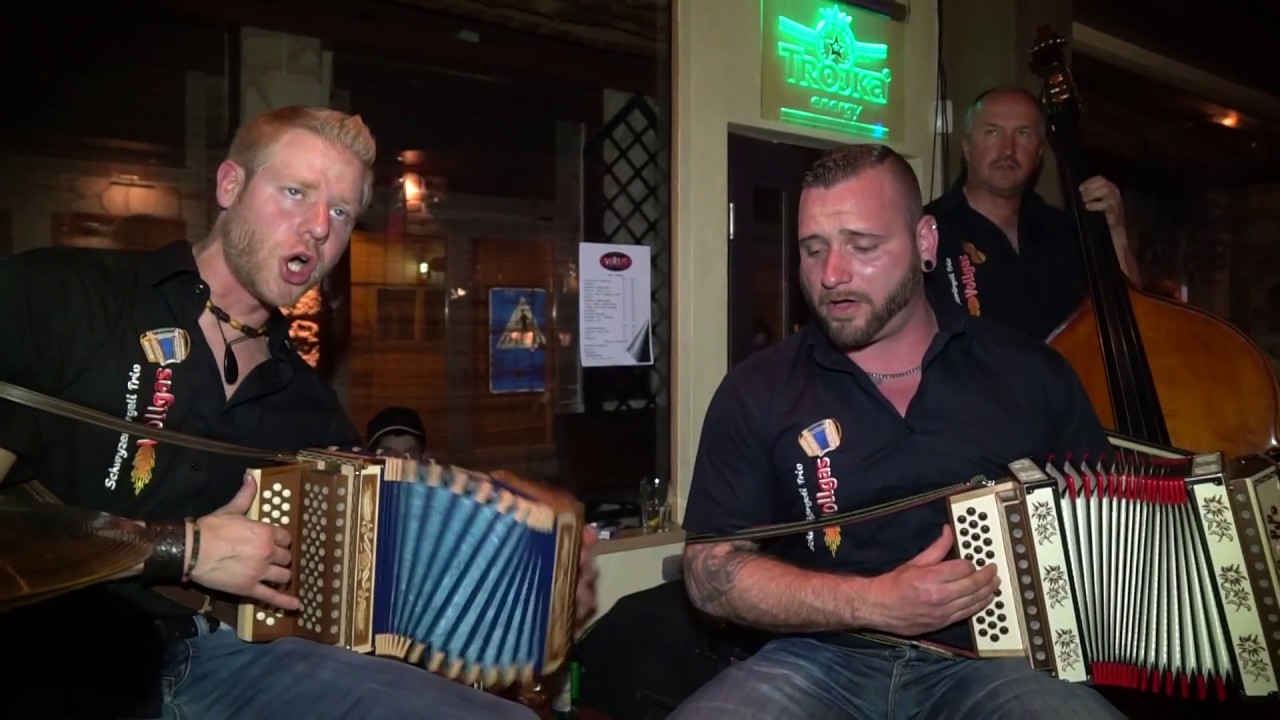 Schwyzerörgeli-Trio Vollgas mit Adi - En urchige Älplergruess