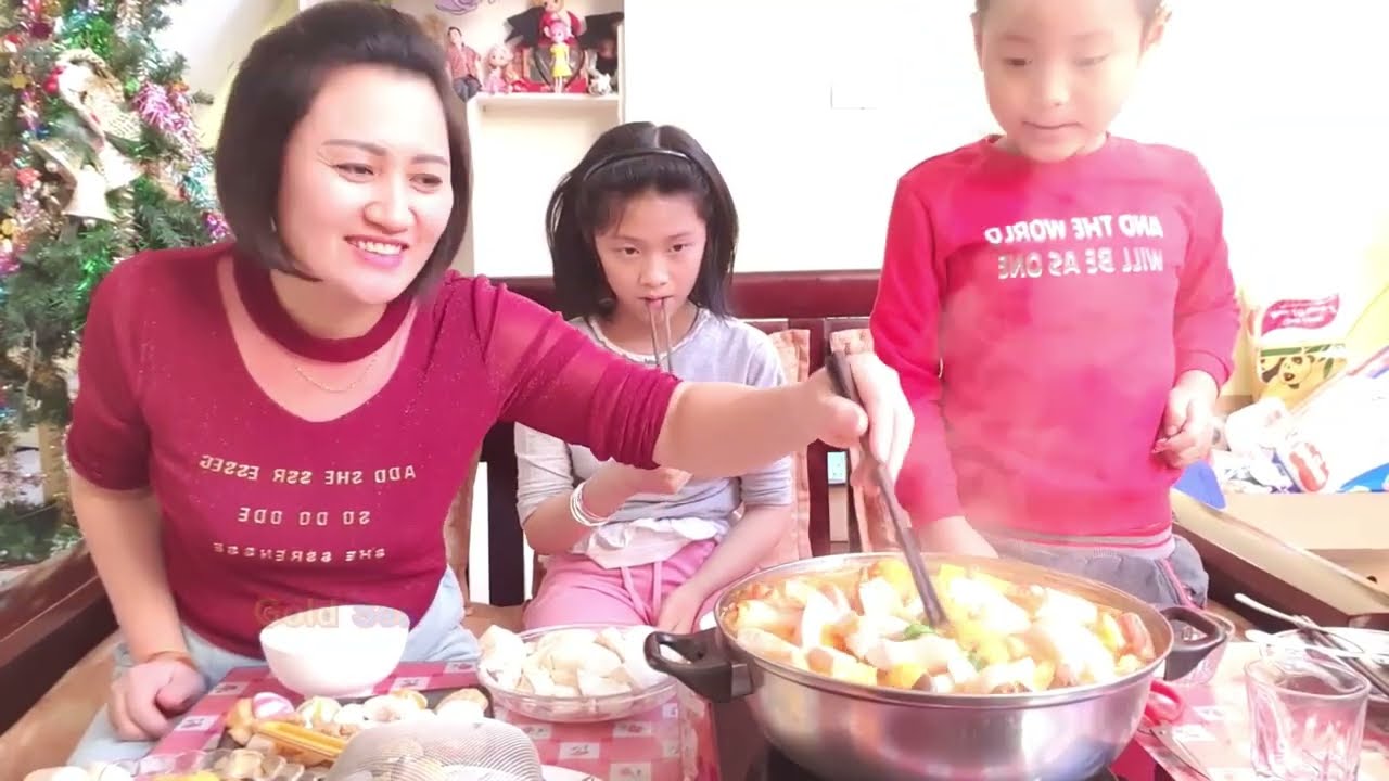 Nồi Lẩu Nóng Hổi Đã Sẵn Sàng 🍲 | 3 Mẹ Con Chị Silent Sea Chờ Lẩu Sôi Để Thưởng Thức Thành Quả