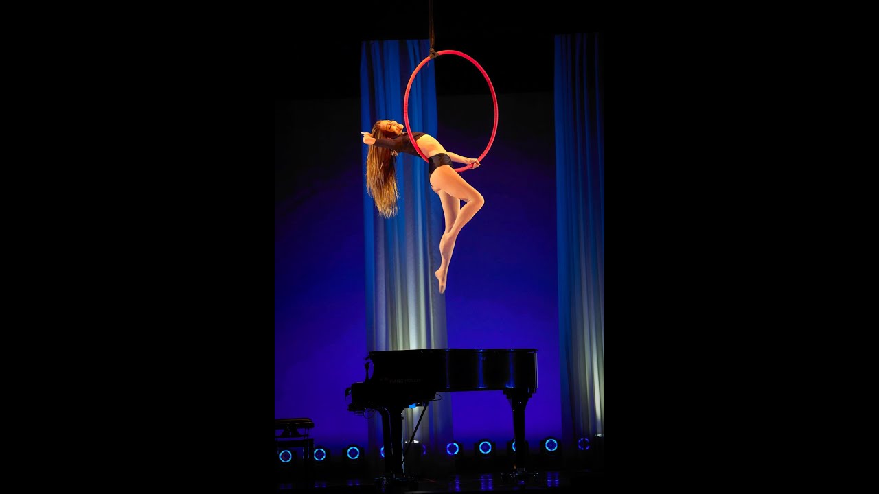 - AUTUMN MELODY THOMAS - The Aerial Piano Vocalist - Live Performance in European Cabaret / Circus -