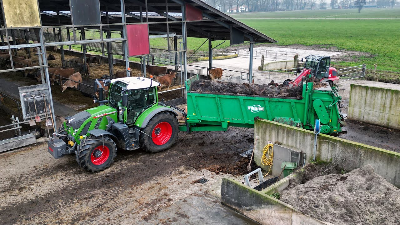 Spreading chicken manure | John Deere 8360R \u0026 Tebbe HS240 spreader on tracks | ERF