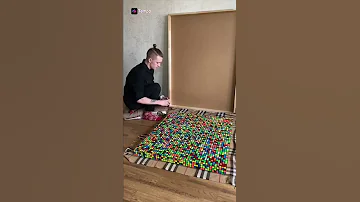رسم صدام حسين بمكعبات الروبك 