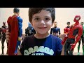 BRUNO FINGE BRINCAR DE SUPER HERÓI E JOGA COLEÇÃO DE BONECOS MARVEL VS DC NA BANHEIRA!