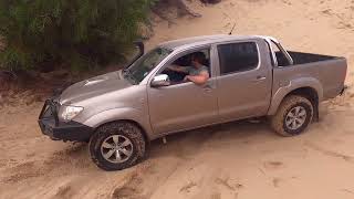Toyota Hilux, sand dune 4x4ing ! screenshot 2