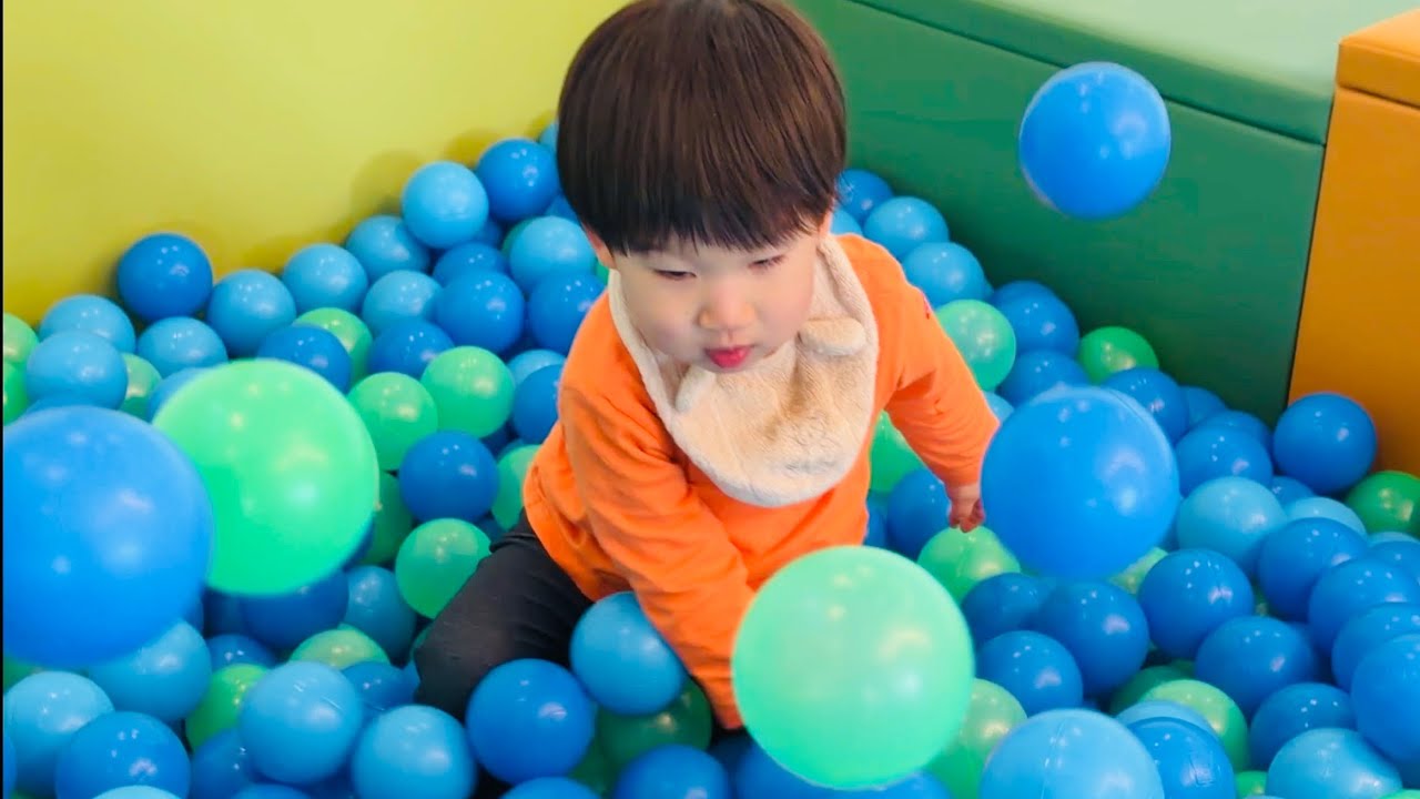 【遊具遊びまくる】ボールが大好き【2歳10ヶ月】