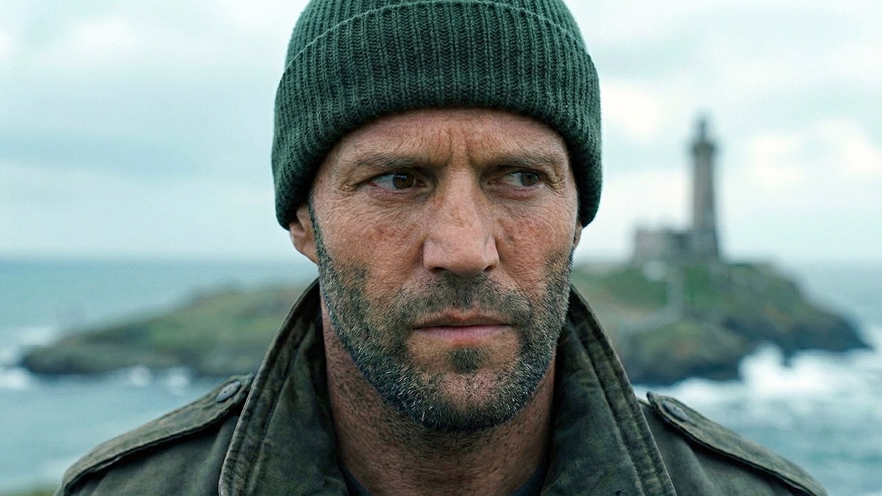 Мужчина прячется в УБЕЖИЩЕ на ОТДАЛЁННОМ ОСТРОВЕ, расставив повсюду ЛОВУШКИ [пересказ]