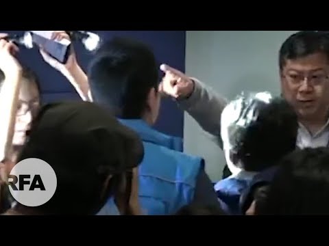 記者在警方記者會抗議被警員暴力對待  警方：這個場是我們的 不是你的