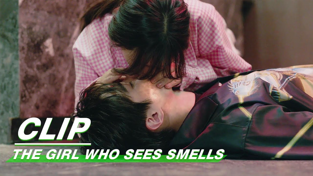 Fenfen Does CPR to Save Mingchen | The Girl Who Sees Smells EP01 | 你好我的对面男友 | iQIYI
