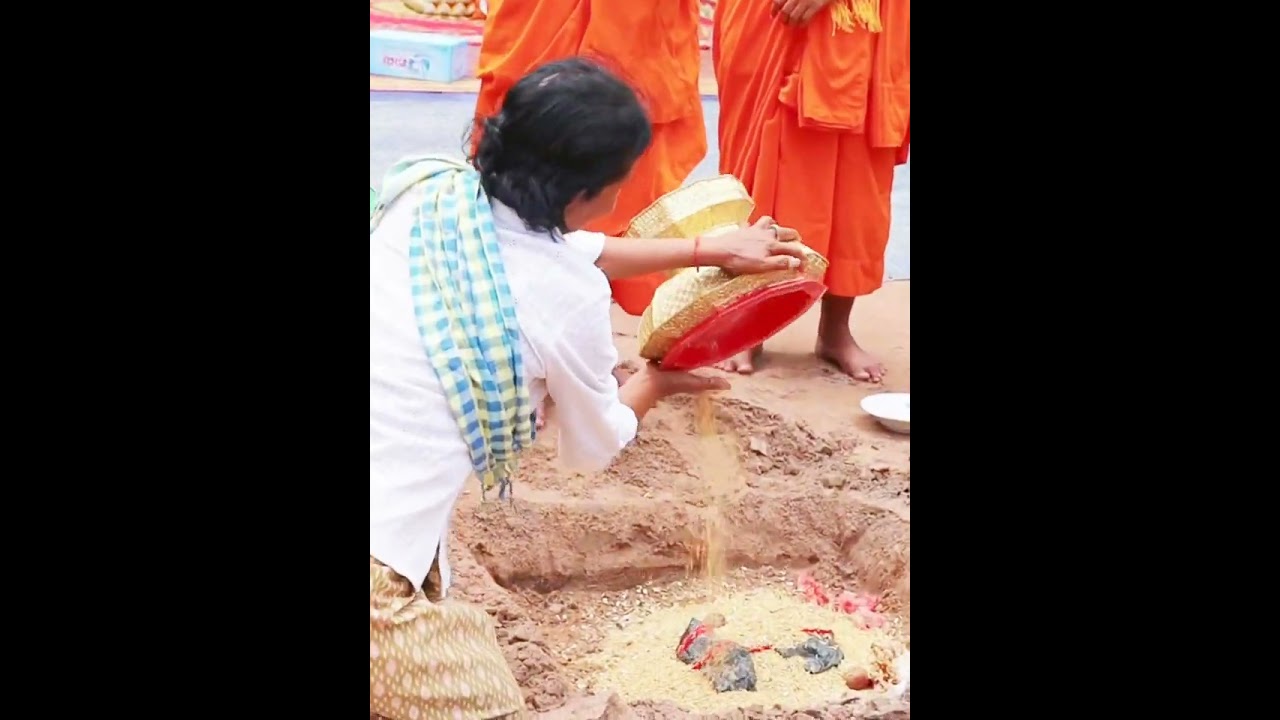 ពិធី​ក្រុងពាលី​កសាងខ្លោងទ្វារវត្តចន្ទសុរិយាក្រឡាញ់