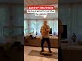 Доктор Мясников балансирует с котом на доске