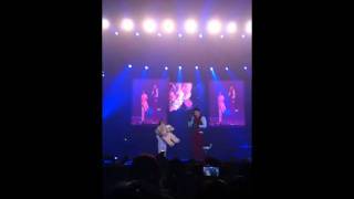 [Fancam]110508 Rain Bi  The Best concert in Thailand_with little girl (8)