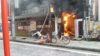 ビル火災で４人搬送 横浜の繁華街
