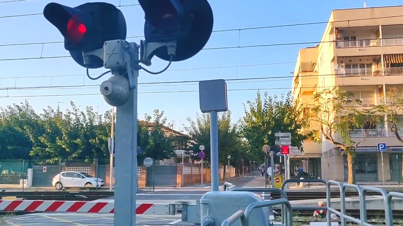 Failed! Barriers Remain Lowered! Salou Claramunt Railway Crossing, Salou