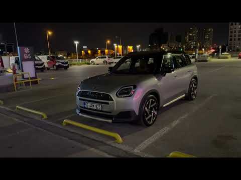 Bu arabanın gecesi ve gündüzü çok farklı. Mini Countryman E’nin gece sürüşü ile tüm güzelliği