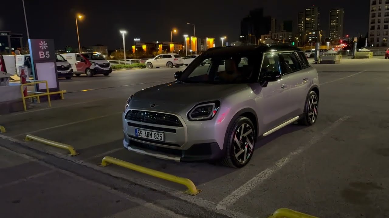День и ночь для этого автомобиля совершенно разные. Mini Countryman E раскрывает всю свою красоту...