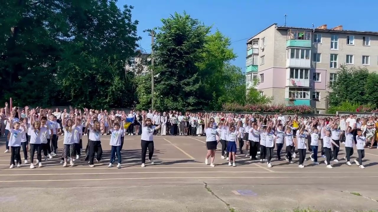 Флеш-моб від учнів та класоводів 4-А та 4-В класів під назвою 