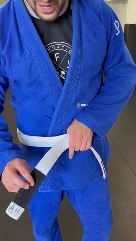 Tutorial for tying Gi belt - YouTube