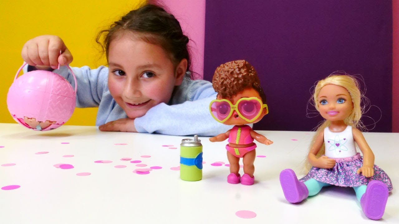 Barbie ve Chelsea LOL bebek sürpriz yumurtasını açıyorlar. Oyuncak