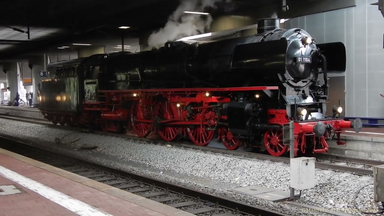 Dampflok 01 1104 mit Sonderzug in Kassel