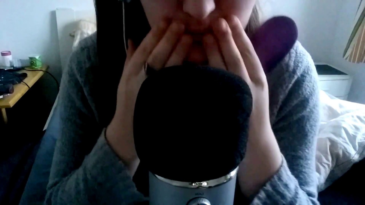 ASMR Français - Chuchotement & coiffure | Whispering, hair brushing, repeating words