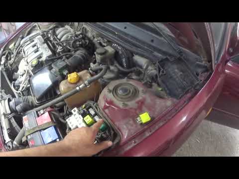 Video: Wo ist die Benzinpumpe beim Mazda 626 2000?