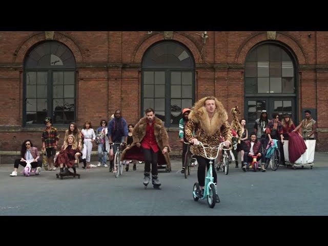 MACKLEMORE u0026 RYAN LEWIS - THRIFT SHOP FEAT. WANZ (OFFICIAL VIDEO) class=