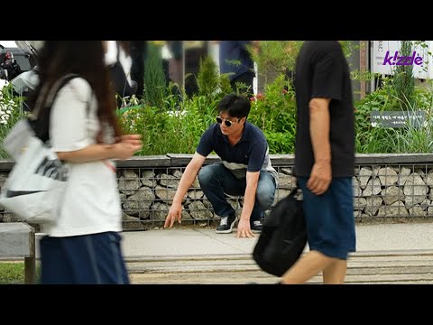 시각장애인 지팡이를 발로 찬 남자를 본 시민들의 반응