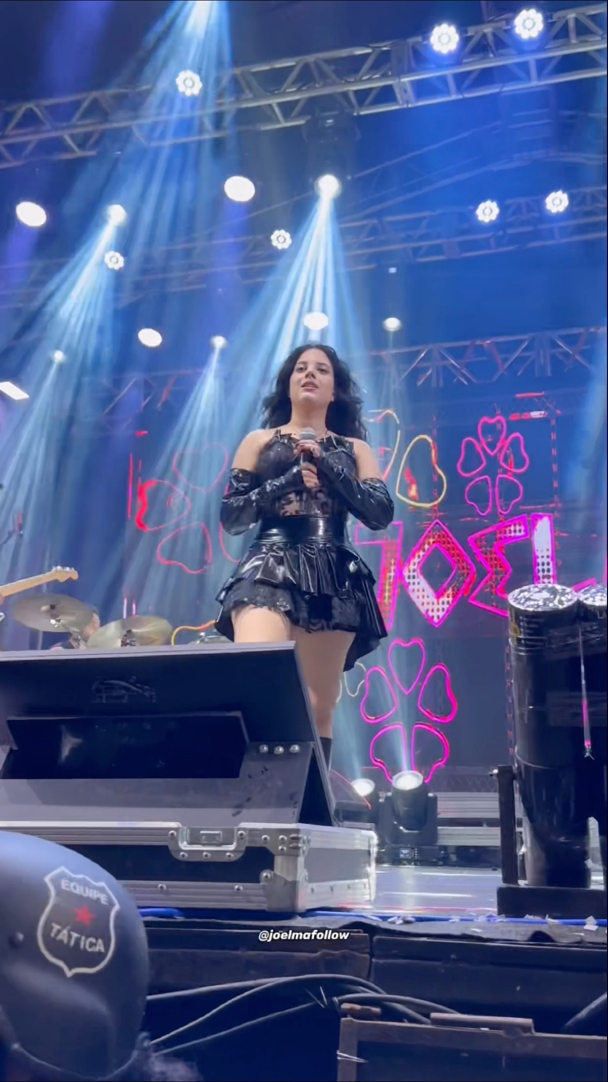 A filha da Joelma, Yasmin Mendes, cantando Que tontos, que loucos