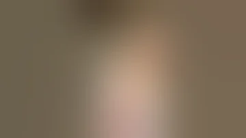 سعودية دلوعه تظهر صدرها 
