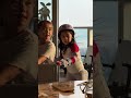 Doris骑着小车，穿轮滑鞋的妹妹跟在身后。温暖，是彼此相伴，还有落日的温柔。#Doris #叶海洋 @叶海洋（迪仕艾普）