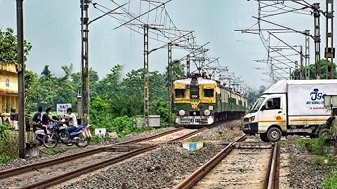 Heavy Traffic at Railgate | Bandel-Katwa Patrolling Special Train passing Busy Level Crossing | ER