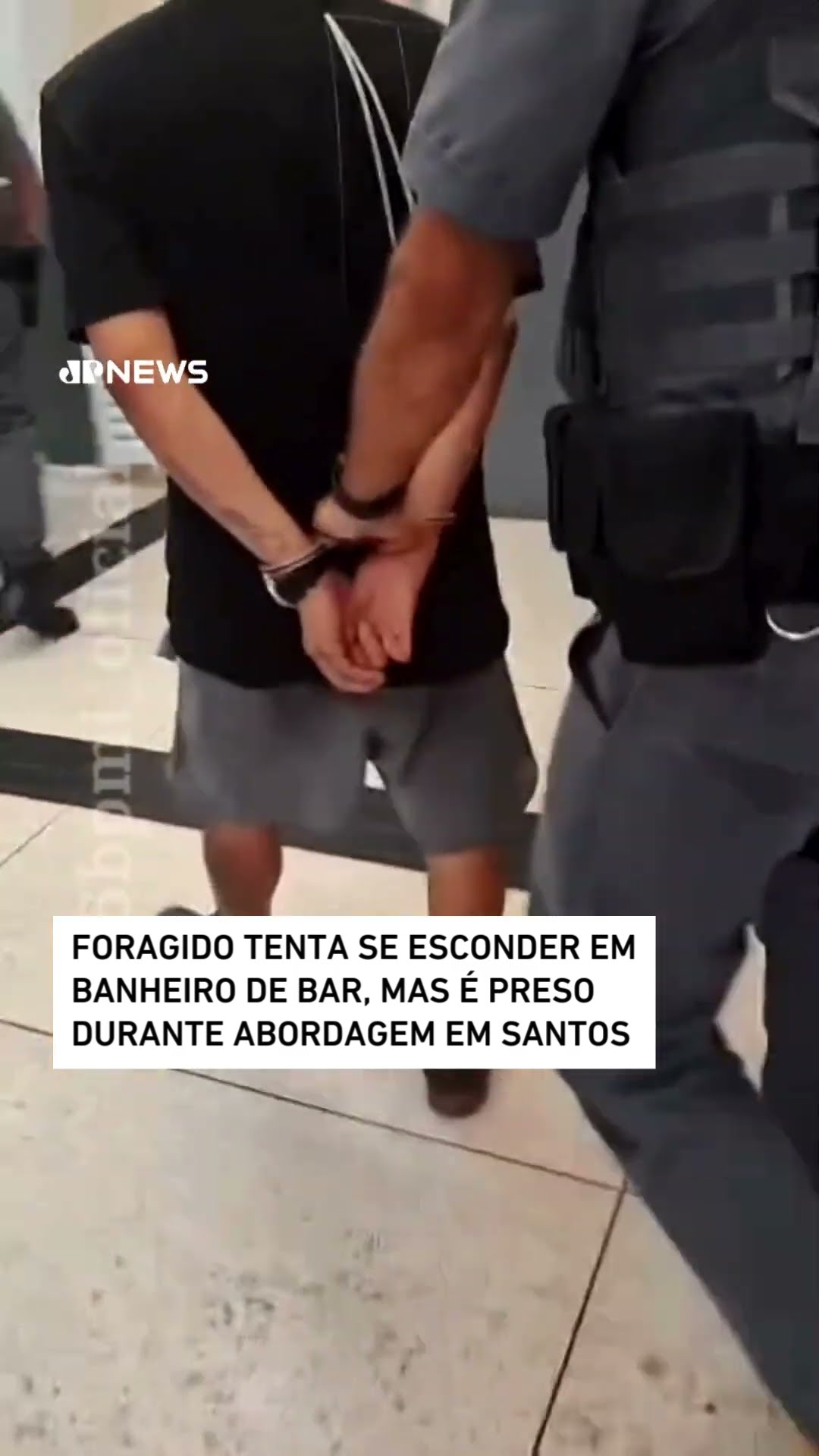 Foragido tenta se esconder em banheiro de bar, mas é preso durante abordagem em Santos #shorts