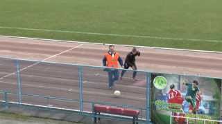 Фотограф обыгрывает футболистку / Photographer outplays soccer player