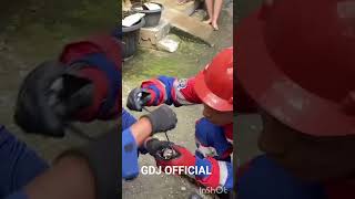 ULAR BESAR DI BALIK TUMPUKAN KAYU #reels #pemadamhits #news #ularbesar #retic #python #trending