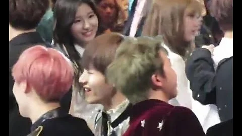 [Fancam] TWICE's Sana spotted looking at BTS's Suga @MAMA 2016 161202