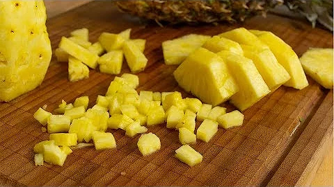 Wie schneidet man am besten eine frische Ananas?