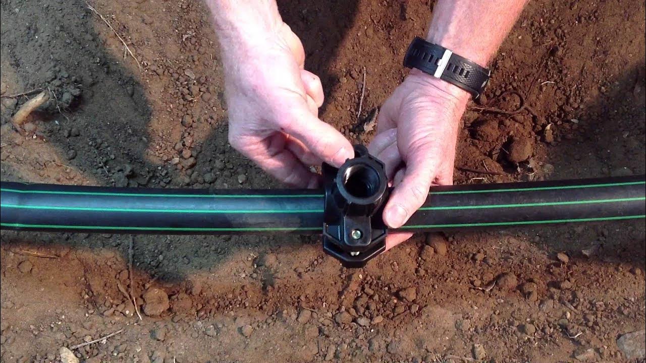 Врезка в водопровод частный дом. Крепление для пнд трубы 32. Как соединить трубу пнд под землей. Водопровод для полива на даче. Соединение пнд 1 *32 hella.