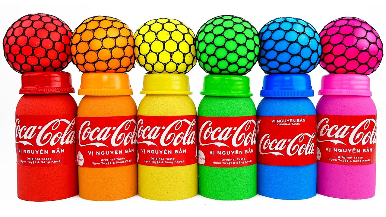 Video satisfactorio | Cómo hacer botellas de Coca-Cola arcoíris con arena cinética (ASMR)