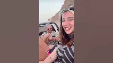 اسما شريف منير تثير الجدل بظهورها مع شخص غريب 