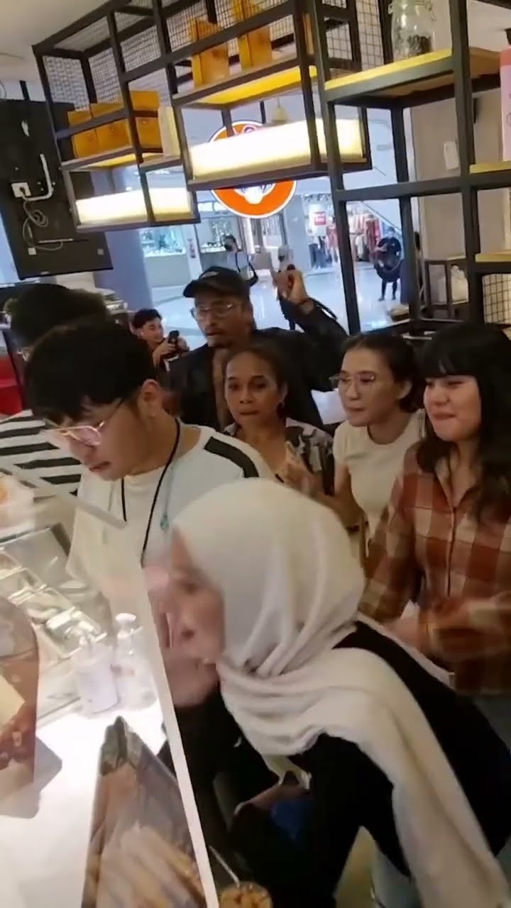 Beli donat di J.Co.. mba kasir ga mau layanin karena kaget tiba2 pada nyanyi #acapellamob