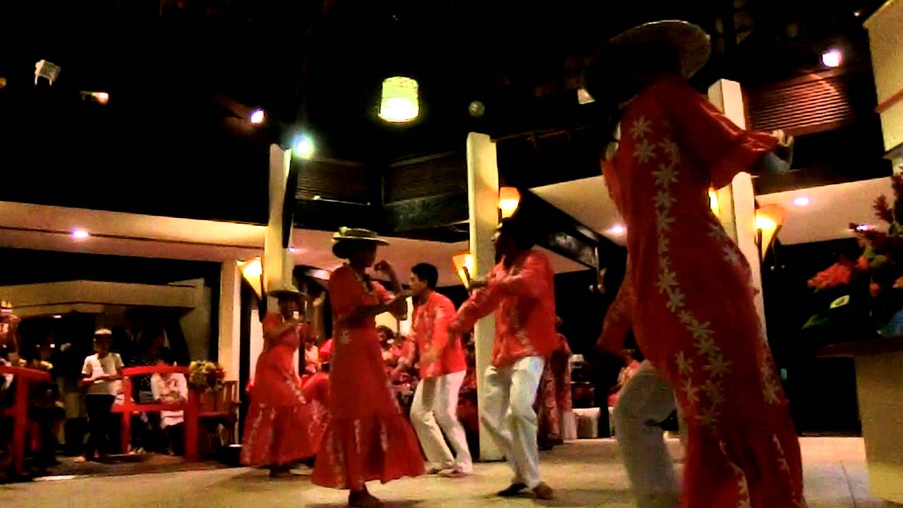 Tanzvorführung auf Raiatea im Hotel Hawaiki Nui nur 5 Taximinuten von der Sunsailbase entfernt.