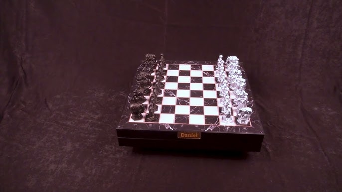 Peças de xadrez de madeira brancas na posição inicial do jogo à espera de  uma batalha épica, Banco de Video - Envato Elements