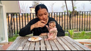 Jasmine Learn To Use Spoon Eat Her Snack With Mom At Yard