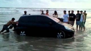 CARRO ESCAPA DA MARÉ ALTA EM SALINAS