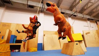 Skáčeme parkour v dinosauřích oblecích! w/Jay Fox