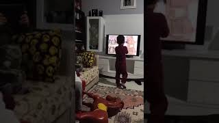 Survivor Bağımlılığı Survivor Izlerken Kendini Tutamayan Cocuk.